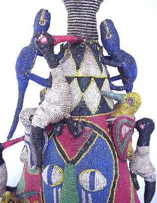 Corona ceremonial yoruba hecha con cuentas de mostacilla